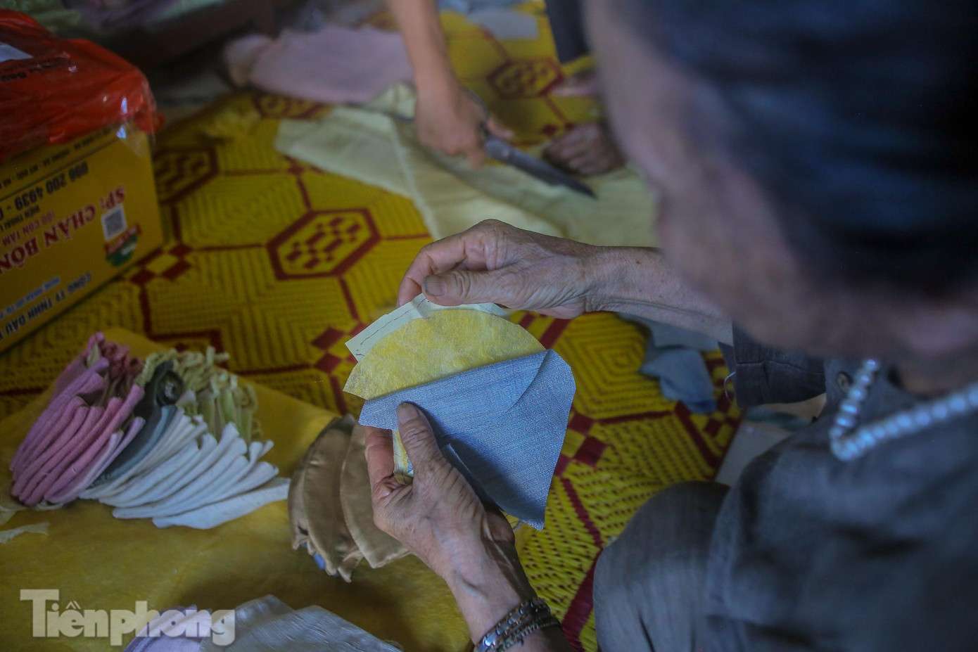 Giới thiệu về khẩu trang làm từ lụa tơ tằm, bà cho biết “Khẩu trang được làm từ ba lớp, lớp trong cùng được dệt bằng những sợ tơ bằng máy, lớp giữa là tấm kén phẳng tằm tự dệt trong vòng 10 giờ, và lớp ngoài cùng là từ lụa thô từ kén phế. Các sợ tơ tằm sẽ thẩm thấu vào da, từng sợ tơ mỏng manh nhưng đầy dinh dưỡng, đây là một nguyên liệu tuyệt vời để chăm sóc và nuôi dưỡng làn da”.