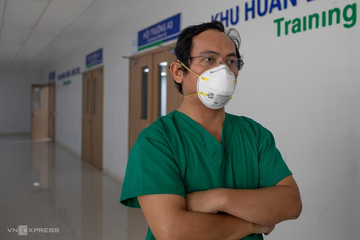 Quay cuồng, tất bật với công việc nên khái niệm về thời gian trong khu ICU trở nên mờ nhạt. Bác sĩ Huỳnh Quang Đại, Khoa Cấp cứu Bệnh viện Chợ Rẫy, không nhớ rõ đã là ngày thứ bao nhiêu từ khi đến đây chi viện. "Ai cũng chạy đua với số lượng bệnh nhân đang tăng rất nhanh, một ngày ngủ bao nhiêu giờ cũng không biết", bác sĩ Đại nói.