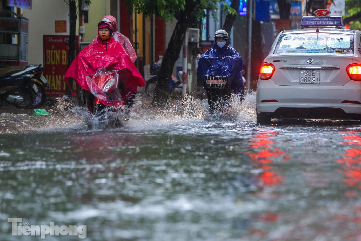 Theo dự báo Trung tâm dự báo khí tượng thủy văn Quốc gia, khu vực nội thành Hà Nội mưa, mưa vừa đến mưa to trong ngày 5/7.