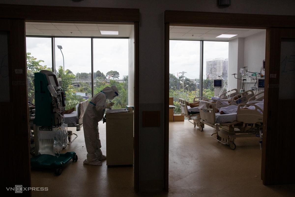 Điều dưỡng cập nhật tình hình sức khỏe trong ngày của từng bệnh nhân.