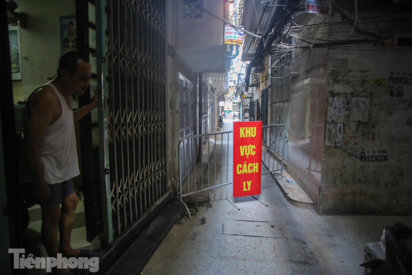 Ngay sau xác nhận thông tin, khoảng 15h, phường Quang Trung đã cho rào đoạn ngách xung quanh nơi ở của bệnh nhân nhiễm COVID-19.