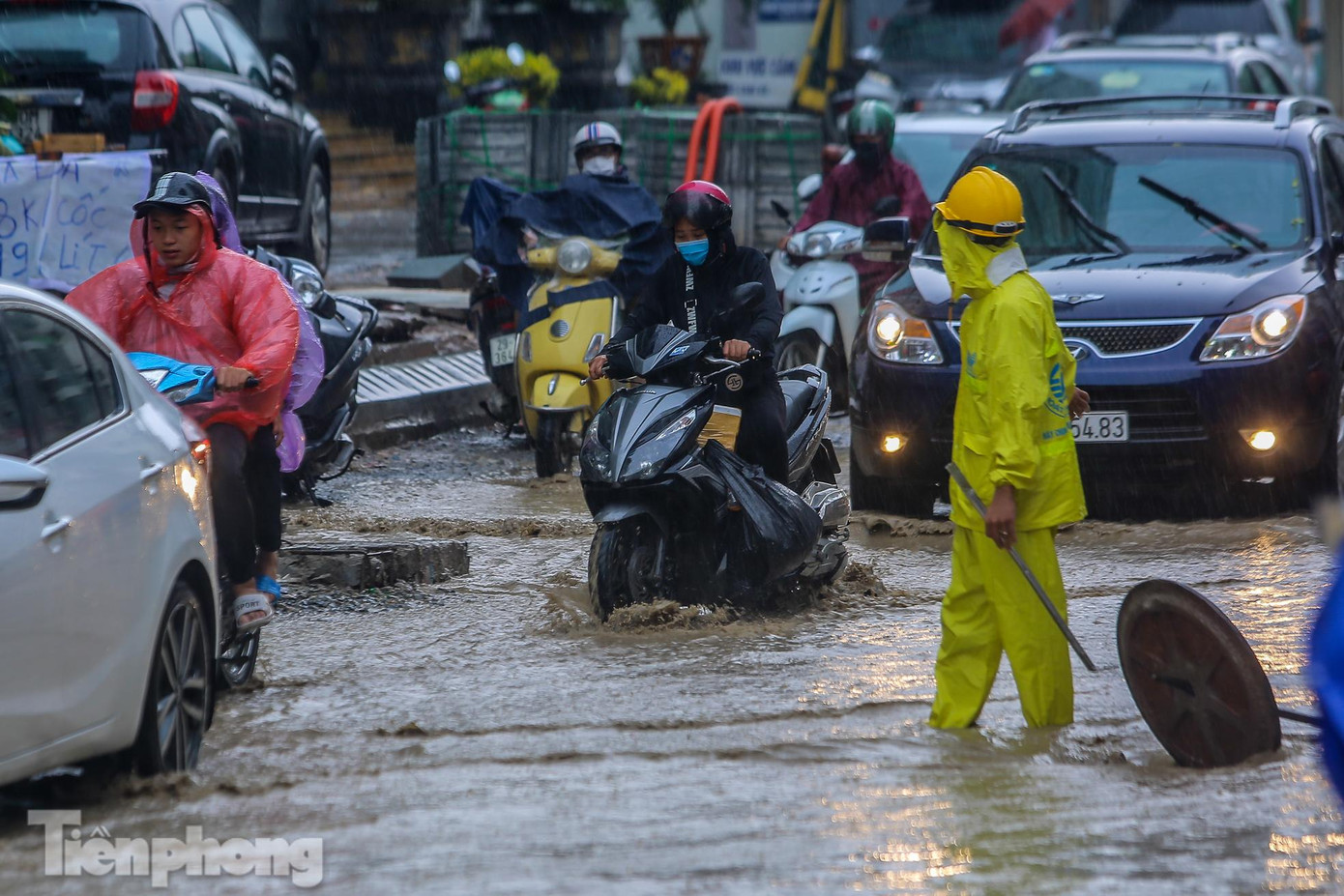 Cũng theo dự báo của Trung tâm dự báo khí tượng thủy văn Quốc gia, hôm nay, Hà Nội đêm nay nhiều mây, tiếp tục mưa rào và dông rải rác, cục bộ có mưa vừa, mưa to. Gió nam đến đông nam cấp 2-3. Trong mưa dông có khả năng xảy ra lốc, sét và gió giật mạnh. Nhiệt độ thấp nhất 27-29 độ; cao nhất 33-35 độ, có nơi trên 35 độ C.