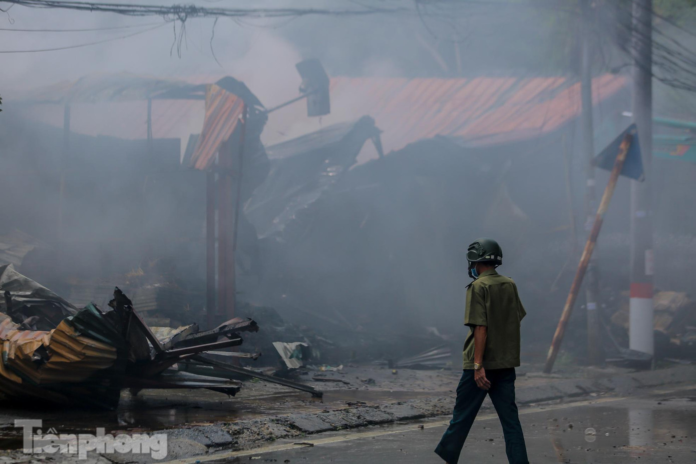 Khói bốc ra liên tục và có mùi khét nặng. Khói bốc ra liên tục và có mùi khét nặng.