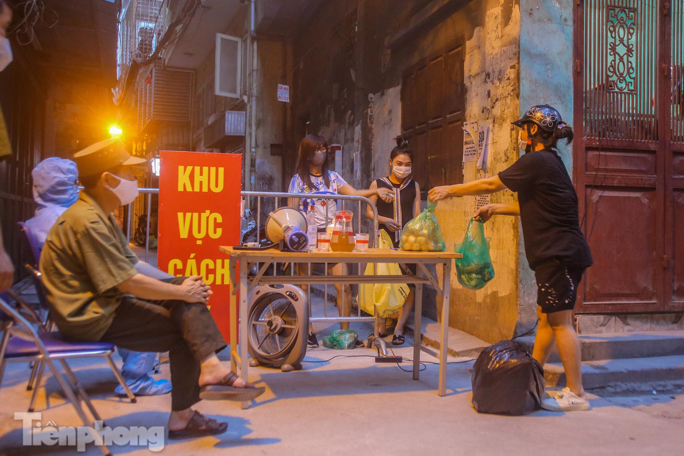 Một số người nhờ người thân bạn bè chuyển đồ.