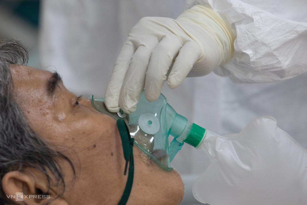 Các y bác sĩ luôn tay vận hành máy móc, chạy đua liên tục nhiều giờ suốt ca trực để theo sát từng nhịp thở của người bệnh. "Có nhiều trường hợp vào viện đã rất nguy kịch, không thể cứu được. Dù rất đau xót nhưng chúng tôi không thể để cảm xúc ấy lâu, phải xốc lại tinh thần để làm vì còn rất nhiều bệnh nhân khác đang cần được cứu", một nữ điều dưỡng 25 tuổi cho biết.