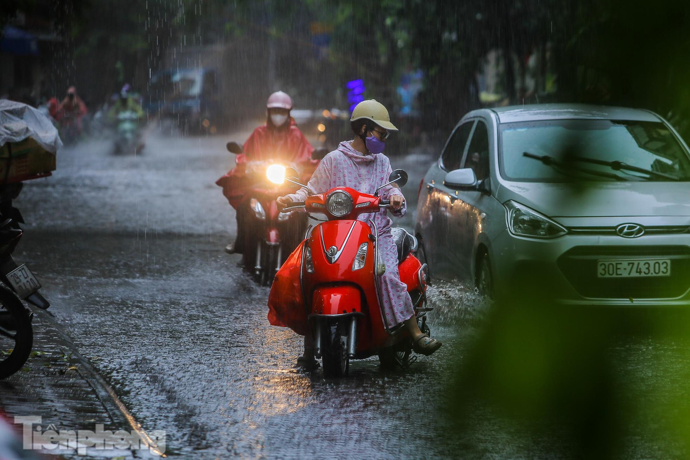 Một xe chết máy sau khi lao qua khu vực nước sâu.