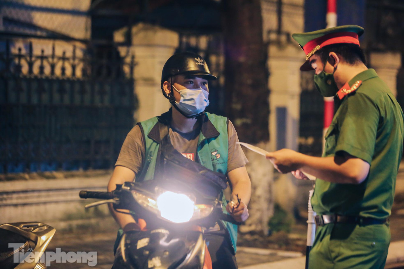 Trong đó, 111 trường hợp không đeo khẩu trang nơi công cộng bị xử phạt 184 triệu đồng. 384 hành vi vi phạm khác liên quan phòng, chống dịch COVID-19 (không thực hiện biện pháp cách ly; tập trung đông người nơi công cộng; ra khỏi nhà khi không cần thiết; đeo khẩu trang không đúng quy cách...) bị xử phạt tổng số tiền gần 643 triệu đồng. Cơ quan chức năng cũng xử phạt một cơ sở không chấp hành việc tạm dừng hoạt động kinh doanh 30 triệu đồng đồng.