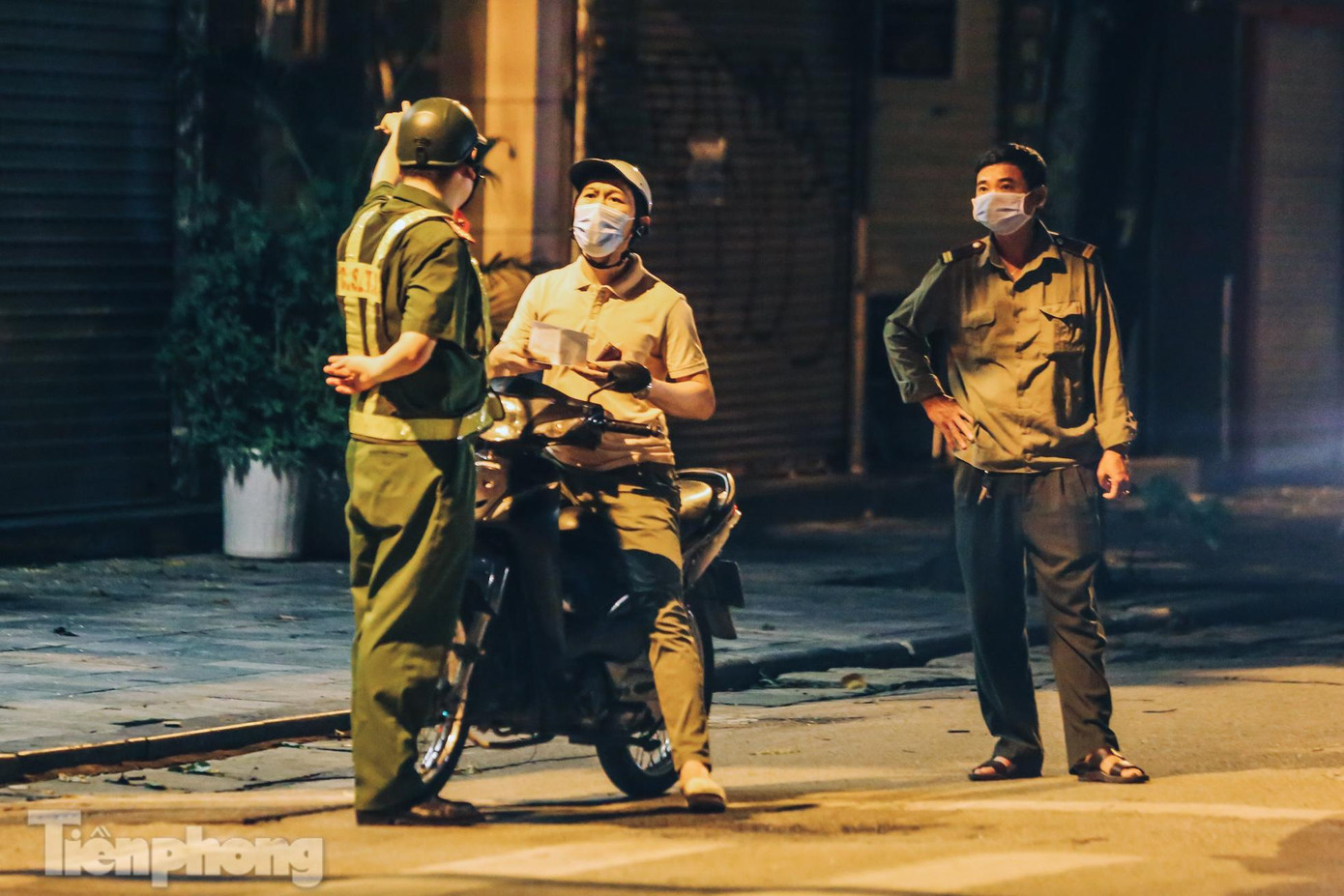 Do Hà Nội đang đang giãn cách xã hội theo Chỉ thị 16 của Thủ tướng Chính phủ nên đường phố Thủ đô từ 10h đêm đến sáng gần như không còn bóng người.