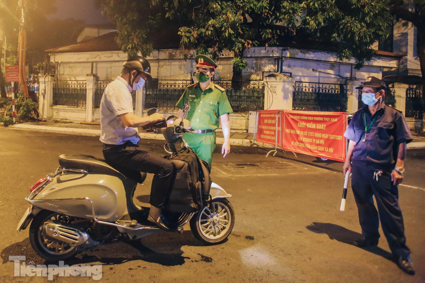 Một phương tiện xuất trình giấy tờ mong muốn về nhà ở Thụy Khuê sau khi đi làm.