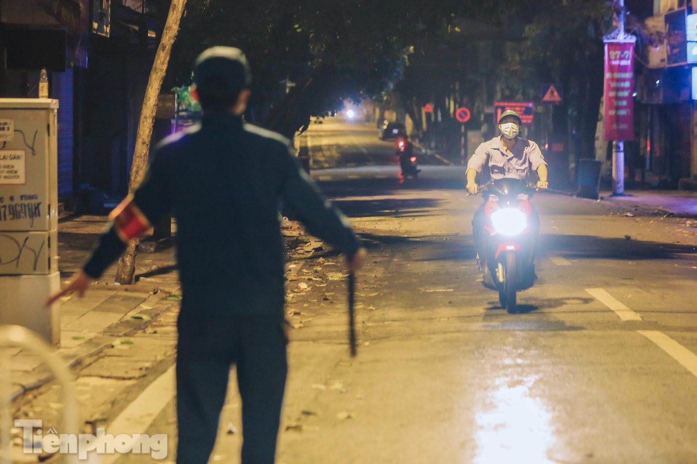 Đường đêm vắng, nhiều phương tiện đi nhanh gây khó khăn cho lực lượng chức năng làm nhiệm vụ.