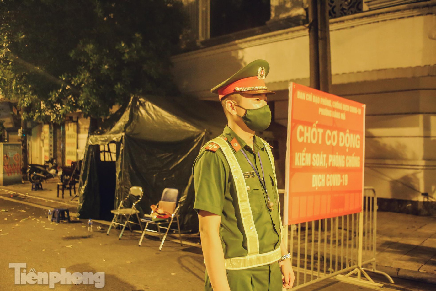 Lực lượng công an kiểm soát, phòng dịch COVID-19 xuyên đêm tại chốt cơ động thuộc phường Hàng Mã (quận Hoàn Kiếm, Hà Nội).