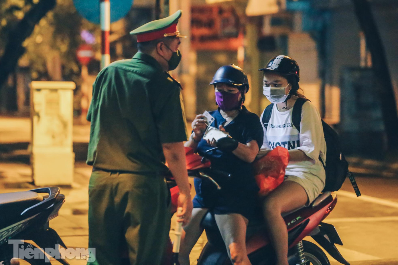 Các cán bộ cho biết, gần như toàn bộ người dân ra đường vào thời điểm này đều chuẩn bị đầy đủ giấy tờ và trình bày lý do thuyết phục.