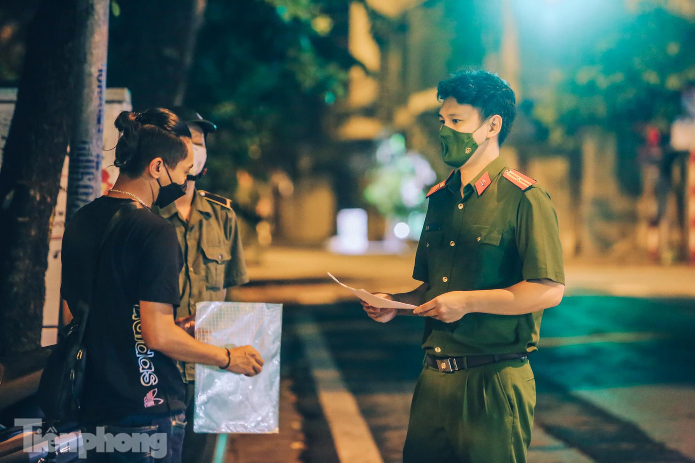 Ghi nhận trên phố Hàng Bông (quận Hoàn Kiếm, Hà Nội), lực lượng công an thay phiên nhau làm nhiệm vụ kiểm tra lý do ra đường của người dân.