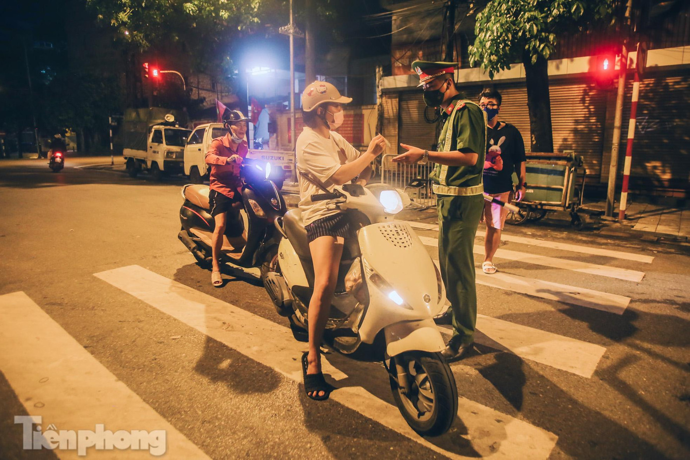 Tổ tuần tra xử phạt nhiều trường hợp ra đường không vì mục đích thiết yếu như đi lấy đồ, giao hàng, đi thăm bạn bè, người thân, hoặc khai báo quanh co đi làm việc nhưng không chứng minh được...