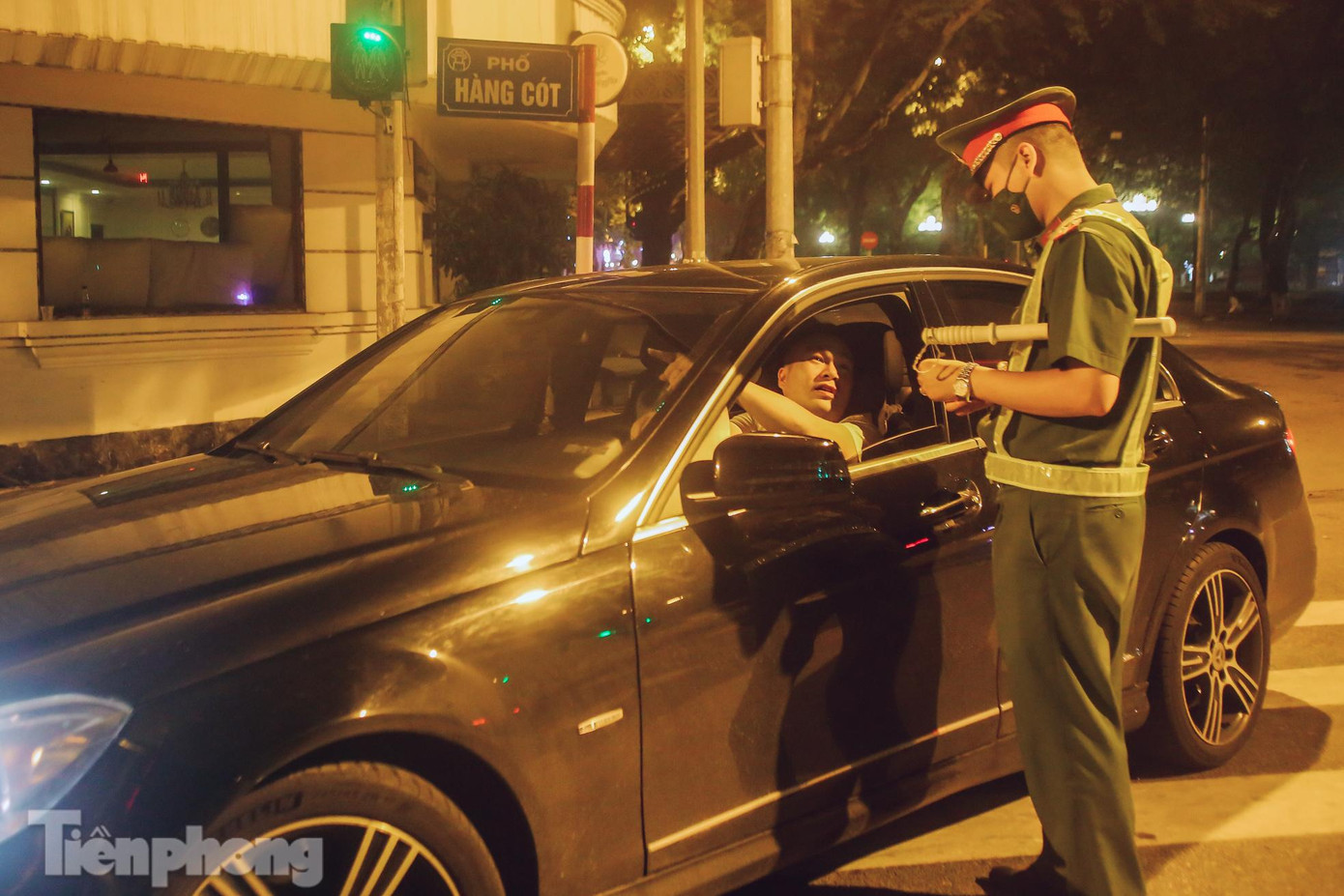 Theo quan sát của PV, các phương tiện di chuyển qua chốt vào thời điểm đêm khuya đều chấp hành, tuân thủ sự kiểm tra của lực lượng chức năng.