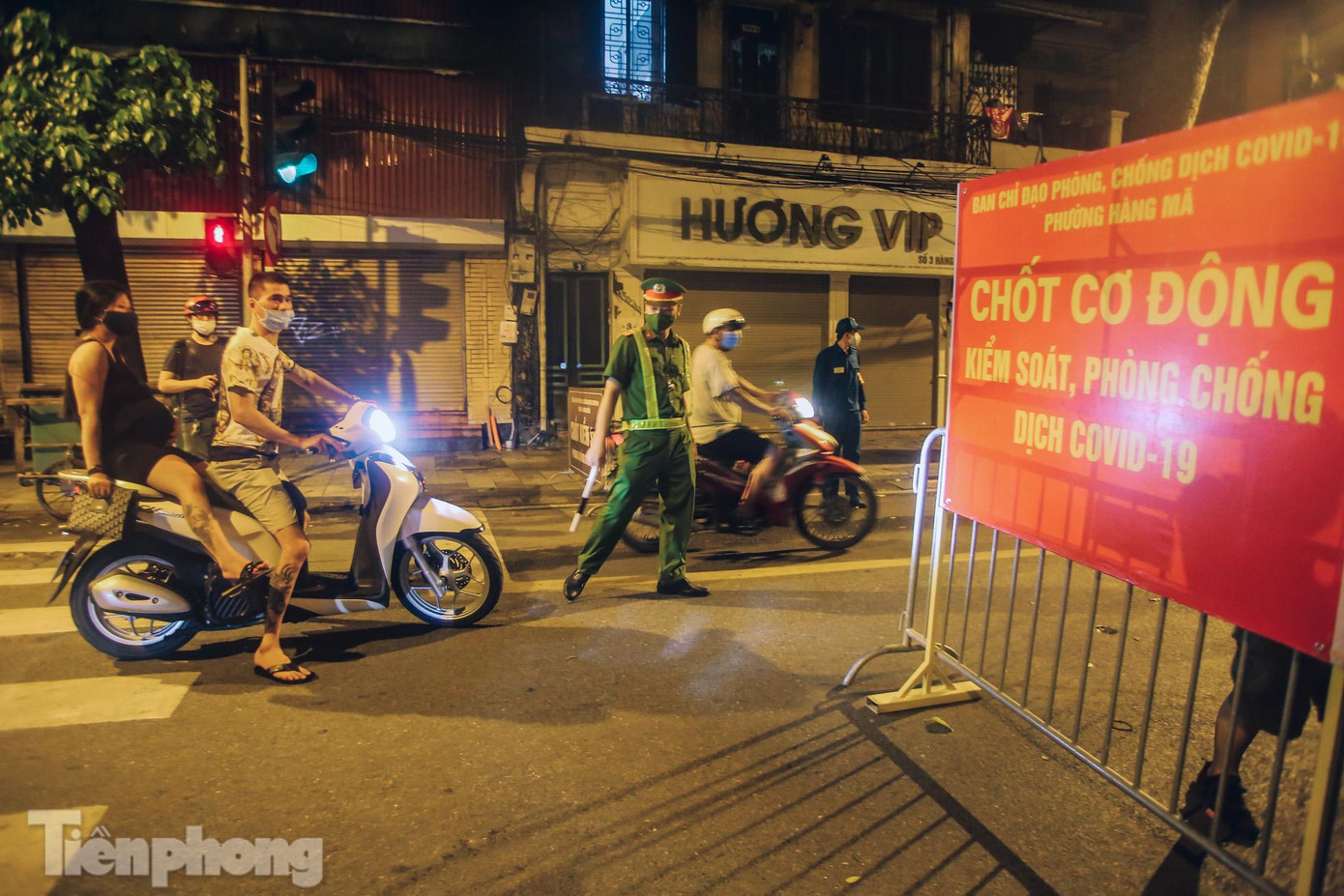 Các phương tiện đi qua chốt kiểm soát đều được yêu cầu dừng xe xuất trình giấy tờ.