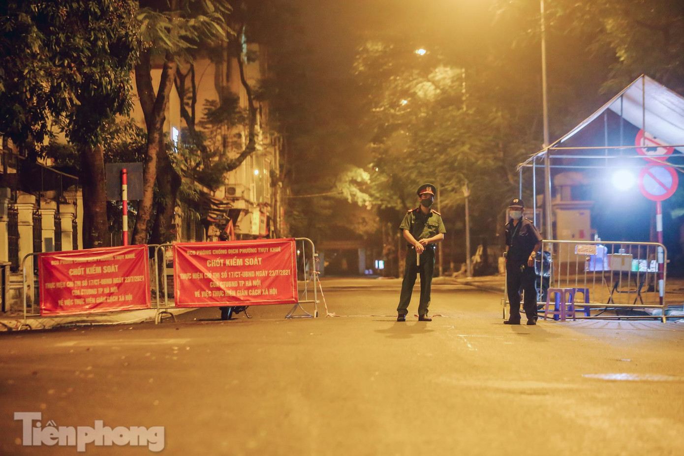 Một chốt kiểm soát khác với hàng rào barie tại đầu đường Thụy Khuê (phường Thụy Khuê, quận Tây Hồ, Hà Nôi).