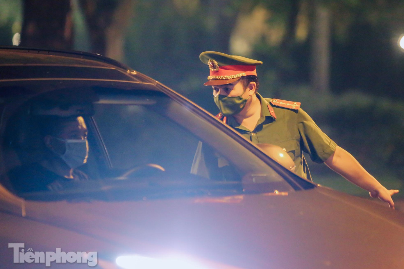 Ngày 29/7, Công an TP Hà Nội cho biết, từ 18h00 ngày 28/7 đến 6h00 ngày 29/7, lực lượng chức năng phát hiện, lập hồ sơ tham mưu chính quyền các cấp xử phạt 496 trường hợp vi phạm phòng chống dịch với số tiền hơn 800 triệu đồng.