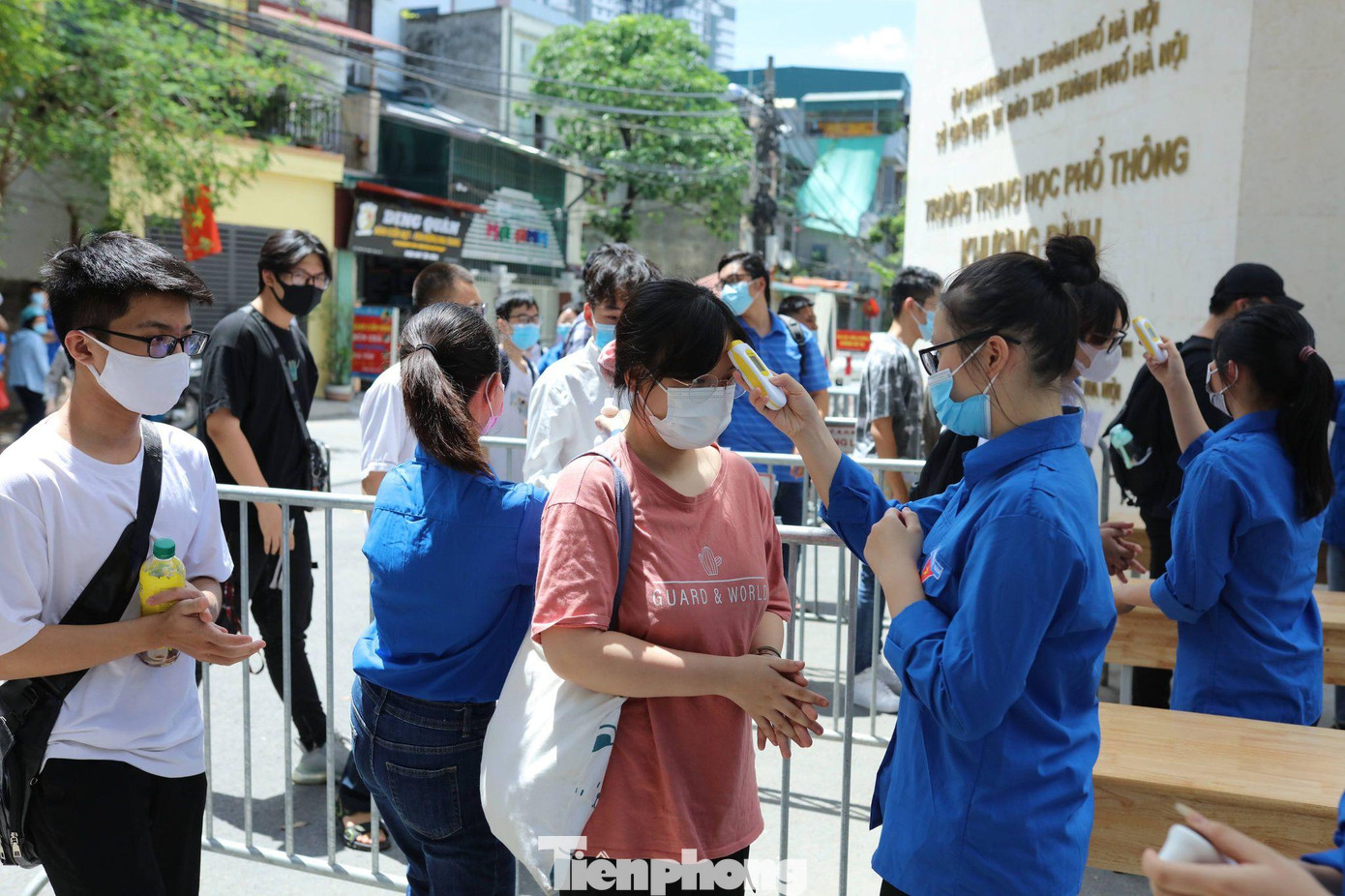 Tại điểm thi trường THPT Khương Đình, các tình nguyện viên đo thân nhiệt, rửa tay sát khuẩn cho các thí sinh trước khi vào trường. Tại điểm thi trường THPT Khương Đình, các tình nguyện viên đo thân nhiệt, rửa tay sát khuẩn cho các thí sinh trước khi vào trường.