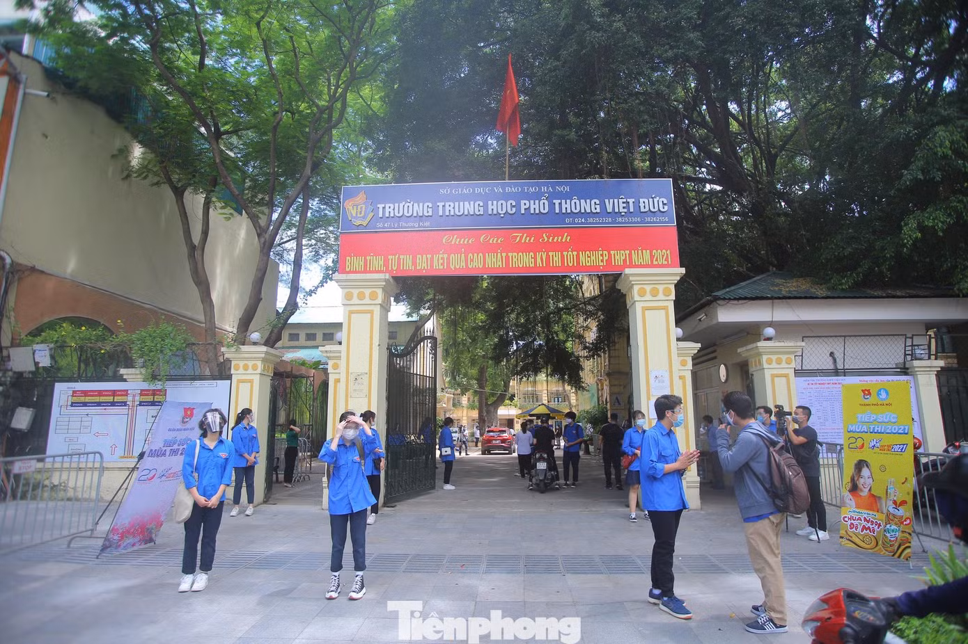 Ngay từ sớm chiều ngày 6/7, trước khi thí sinh đến các địa điểm thi trên địa bàn Hà Nội làm thủ tục dự thi, lực lượng "áo xanh tình nguyện" gồm các bạn sinh viên, học sinh đã có mặt từ sớm, phân bổ nhiệm vụ để kỳ thi tốt nghiệp THPT diễn ra an toàn trong mùa dịch. - Ảnh: Duy Phạm