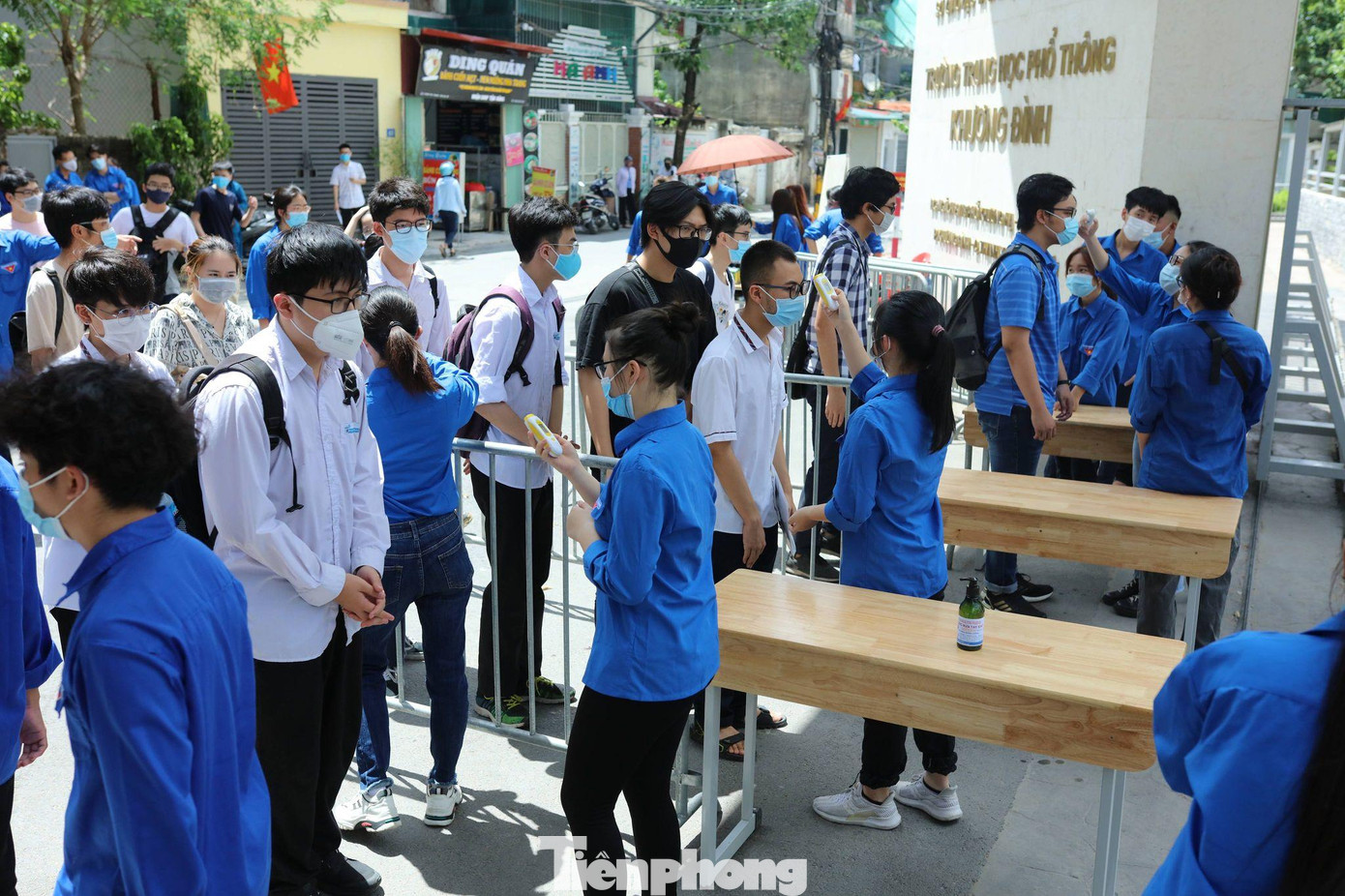 Công việc diễn ra khẩn trương nhưng đảm bảo an toàn đúng quy định phòng chống dịch. Công việc diễn ra khẩn trương nhưng đảm bảo an toàn đúng quy định phòng chống dịch.