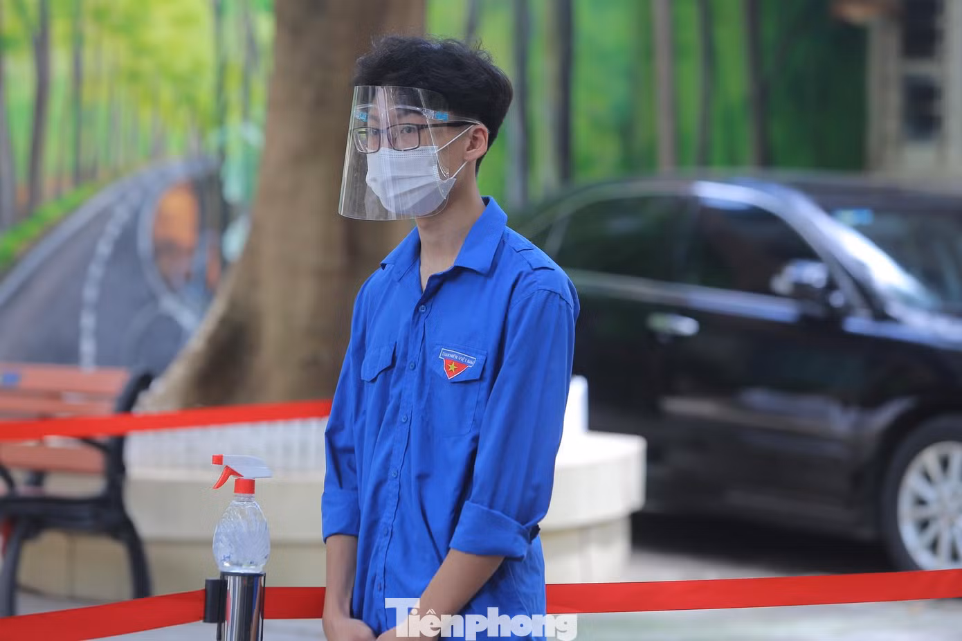 Mỗi tình nguyện viên đều được bảo hộ phòng dịch kỹ lưỡng từ khẩu trang đến kính chắn giọt bắn.