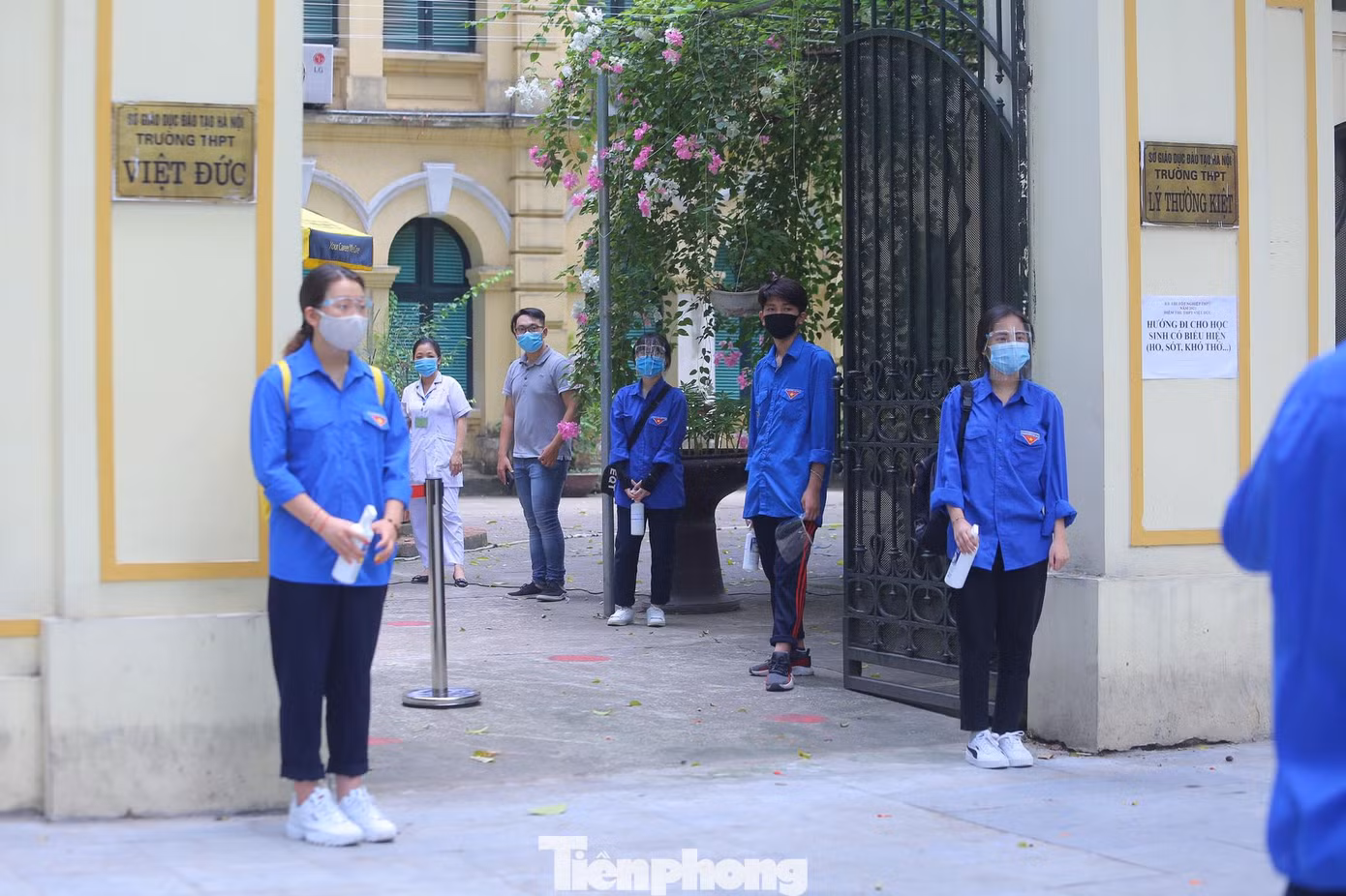 Tại trường THPT Việt Đức, có hàng chục tình nguyện viên có mặt để hỗ trợ các thí sinh.