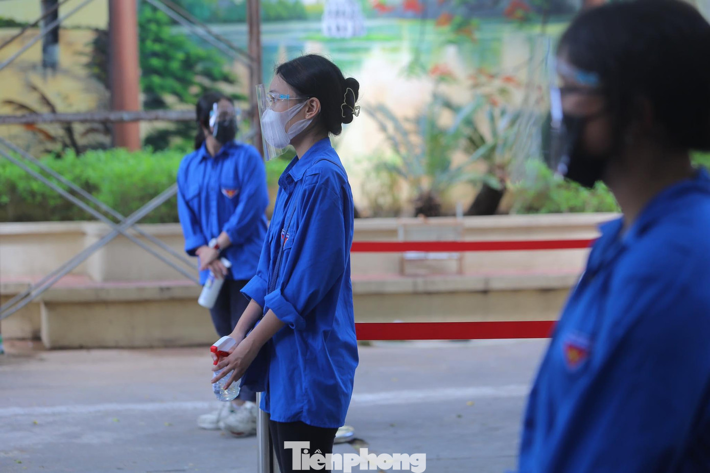 Ngoài ra, các tình nguyện viên tuân thủ 5k khi giữ khoảng cách giữa các lối đi. Ngoài ra, các tình nguyện viên tuân thủ 5k khi giữ khoảng cách giữa các lối đi.