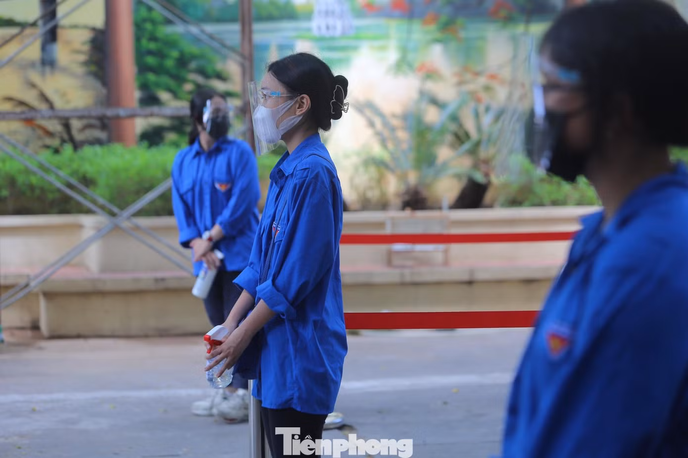 Ngoài ra, các tình nguyện viên tuân thủ 5k khi giữ khoảng cách giữa các lối đi.