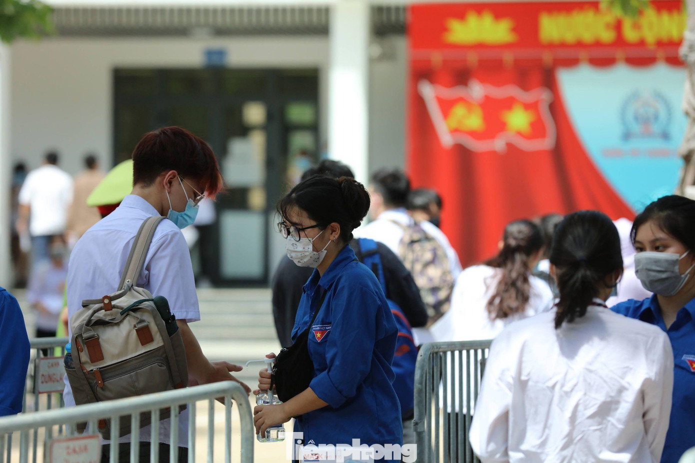 Để đảm bảo công tác phòng chống dịch bệnh COVID-19 trong kỳ tuyển sinh trình độ đại học, cao đẳng năm học 2021 - 2022 tại các trường trên địa bàn, UBND TP. Hà Nội đề nghị các đơn vị nắm chắc tình hình diễn biến dịch bệnh để triển khai tổ chức kỳ tuyển sinh trình độ đại học, cao đẳng; chuẩn bị chu đáo đảm bảo an toàn và tổ chức tốt công tác phòng chống dịch COVID-19 cho các thí sinh không thuộc vùng cách ly phong tỏa và không thuộc diện F0, F1, F2 theo phân loại của ngành y tế. Để đảm bảo công tác phòng chống dịch bệnh COVID-19 trong kỳ tuyển sinh trình độ đại học, cao đẳng năm học 2021 - 2022 tại các trường trên địa bàn, UBND TP. Hà Nội đề nghị các đơn vị nắm chắc tình hình diễn biến dịch bệnh để triển khai tổ chức kỳ tuyển sinh trình độ đại học, cao đẳng; chuẩn bị chu đáo đảm bảo an toàn và tổ chức tốt công tác phòng chống dịch COVID-19 cho các thí sinh không thuộc vùng cách ly phong tỏa và không thuộc diện F0, F1, F2 theo phân loại của ngành y tế.