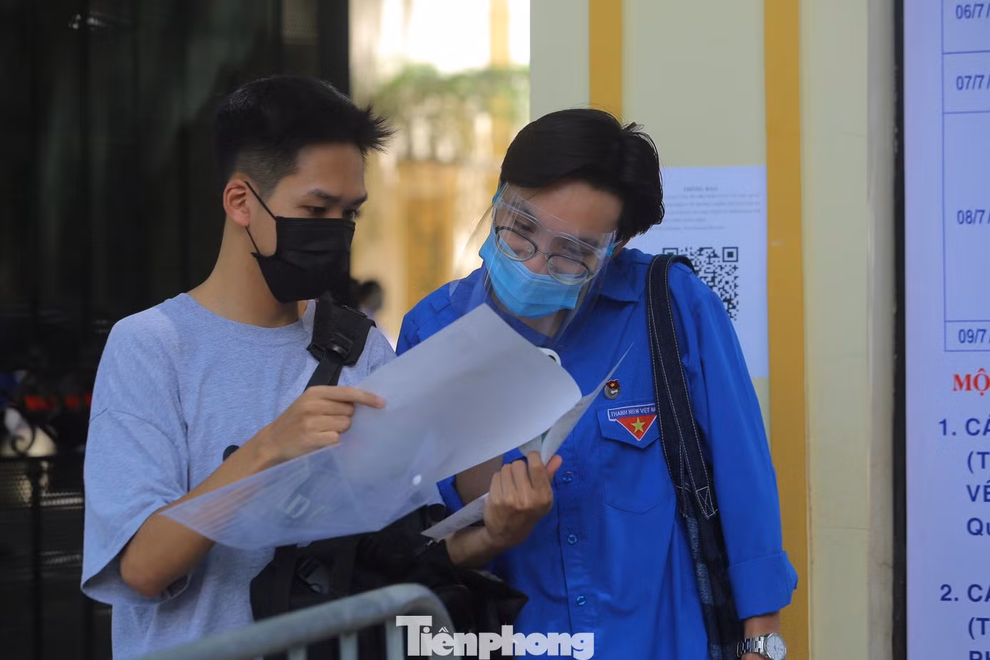 "Đây là lần đầu em tham gia tình nguyện hỗ trợ kỳ thi THPT, mặc dù tiếp xúc hướng dẫn các thí sinh nhưng em không lo lắng do nhà trường đã chuẩn bị đầy đủ đồ bảo hộ cho chúng em", Tuấn Đạt, học sinh lớp 11 trường THPT Việt Đức lần đầu tham gia tình nguyện cho biết.