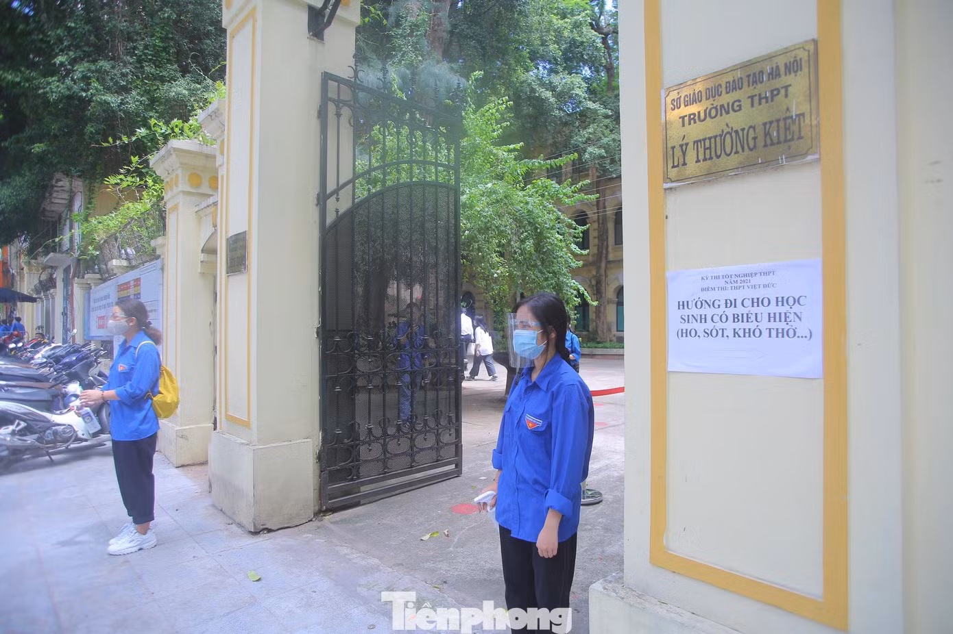 Những tình nguyện viên dũng cảm tại hướng đi tiếp xúc với thí sinh có biểu hiện ho, sốt, khó thở.
