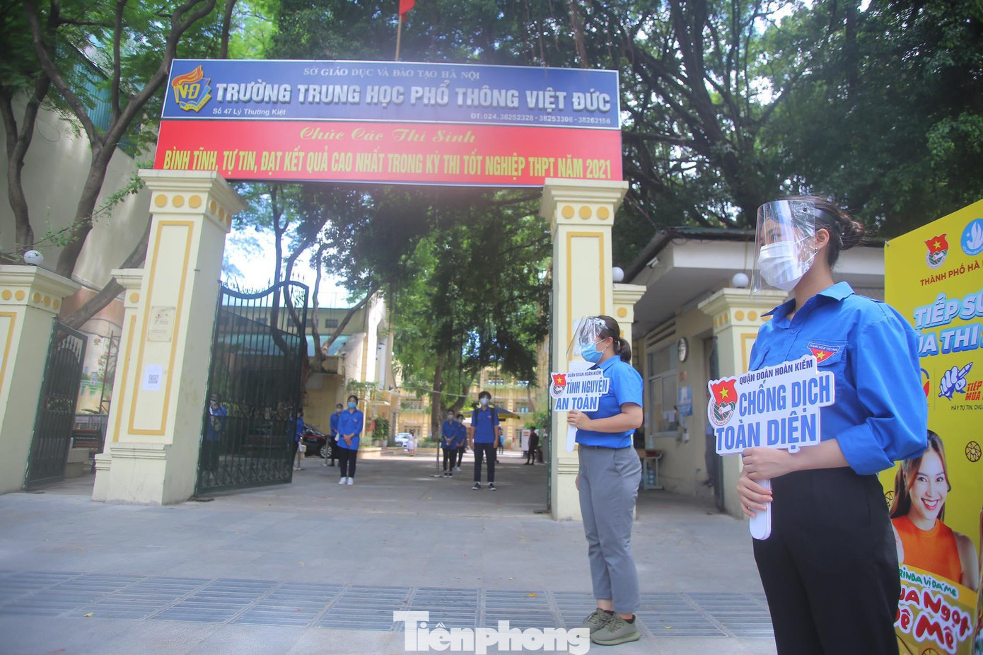 Không quản ngại tiết nắng nóng, các tình nguyện viên vẫn rất nhiệt tình hỗ trợ các thí sinh. - Ảnh: Duy Phạm Không quản ngại tiết nắng nóng, các tình nguyện viên vẫn rất nhiệt tình hỗ trợ các thí sinh. - Ảnh: Duy Phạm