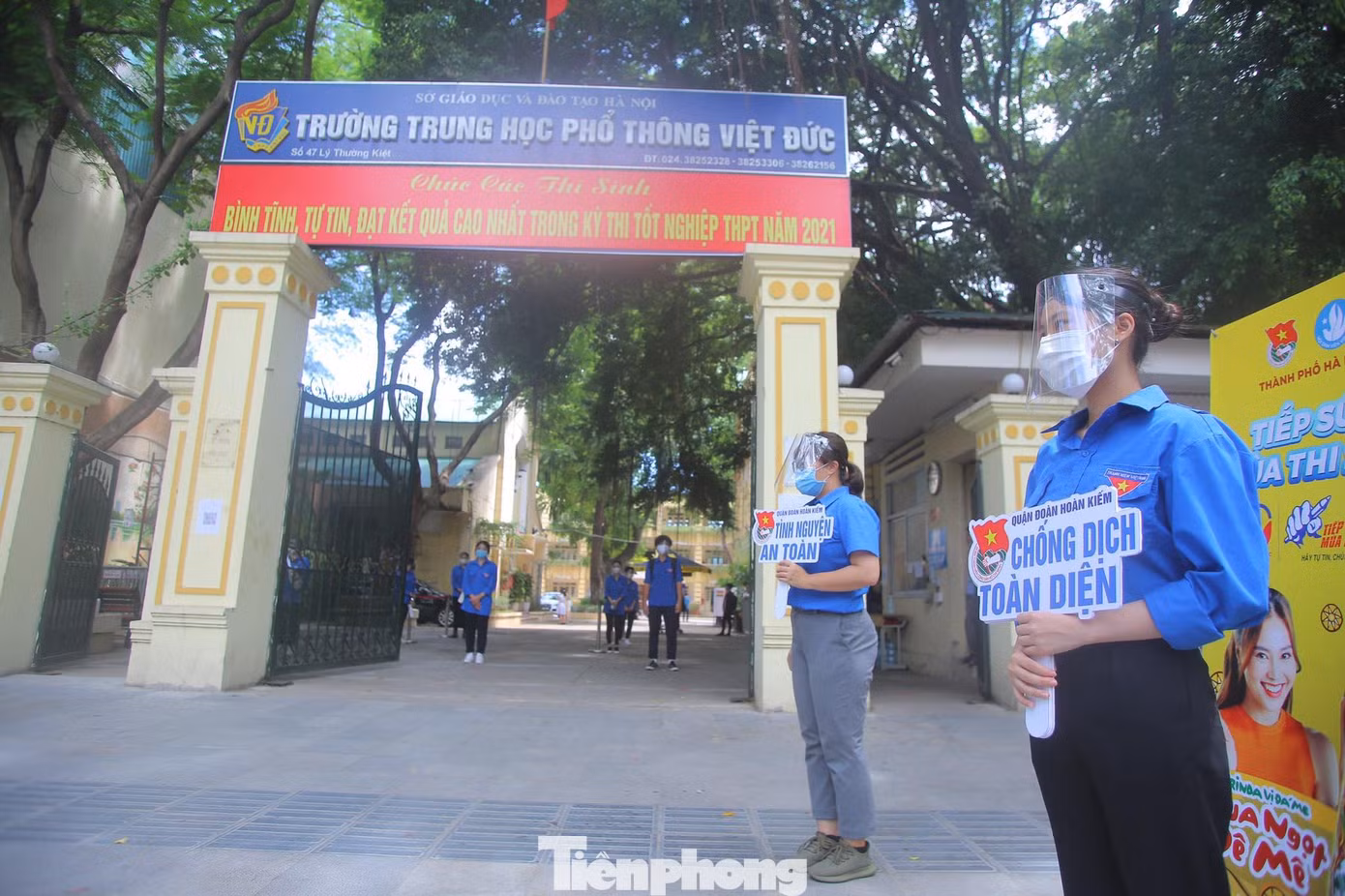 Không quản ngại tiết nắng nóng, các tình nguyện viên vẫn rất nhiệt tình hỗ trợ các thí sinh. - Ảnh: Duy Phạm