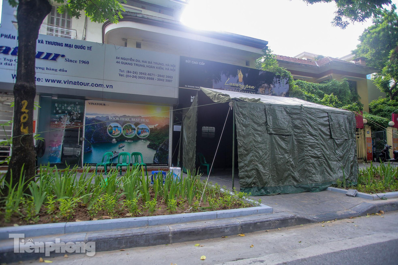 Dựng lều dã chiến trên đường Quang Trung (quận Hai bà Trưng, Hà Nội).