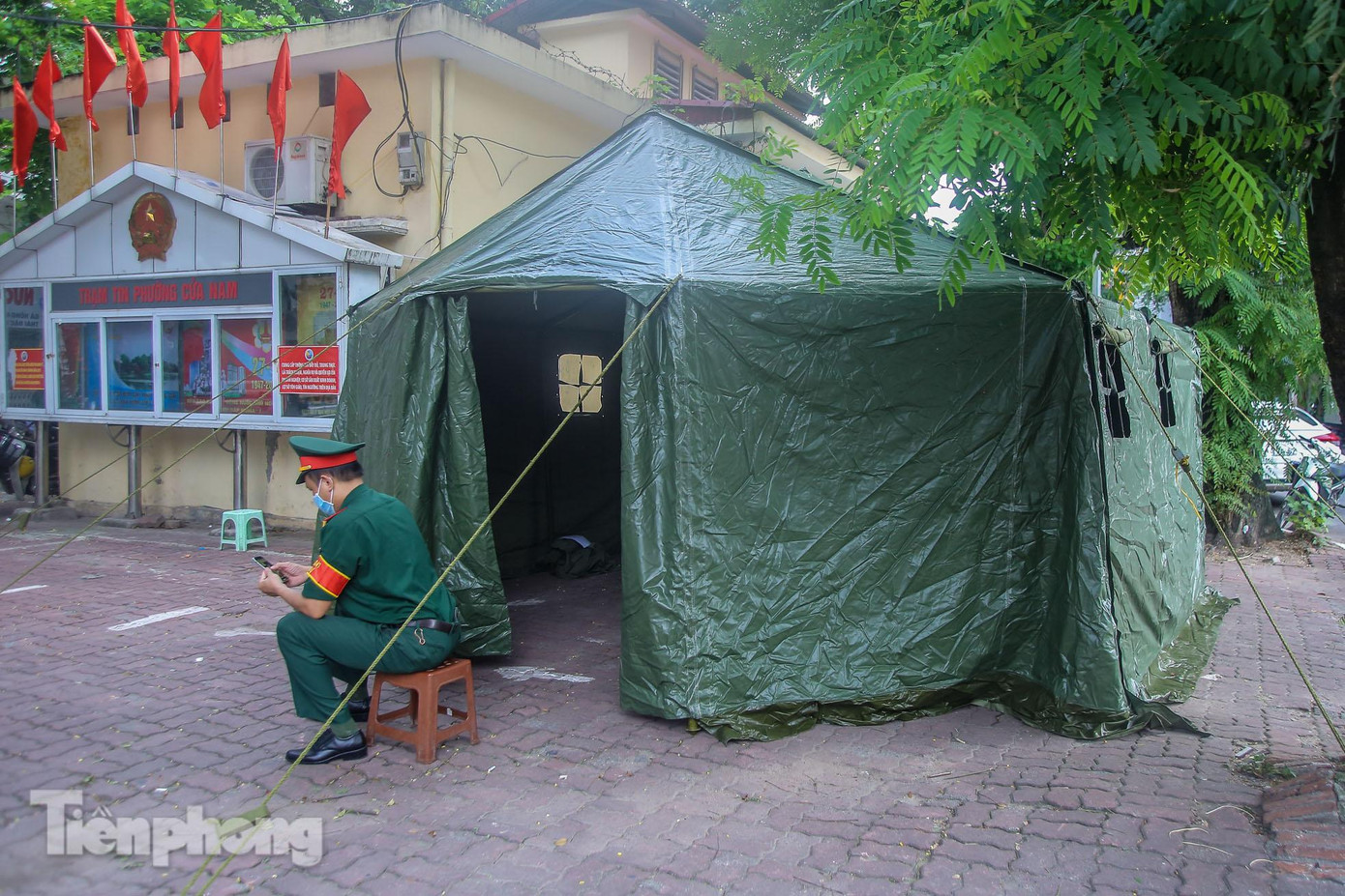 Chủ tịch UBND quận Hoàn Kiếm Phạm Tuấn Long cho biết: Quận đã lập 39 chốt kiểm soát dịch bệnh, tập trung nhắc nhở, xử lý người dân ra đường không đúng quy định. Các lực lượng trực 24/24, trong đó lãnh đạo quận trực và kiểm tra thường xuyên toàn địa bàn.