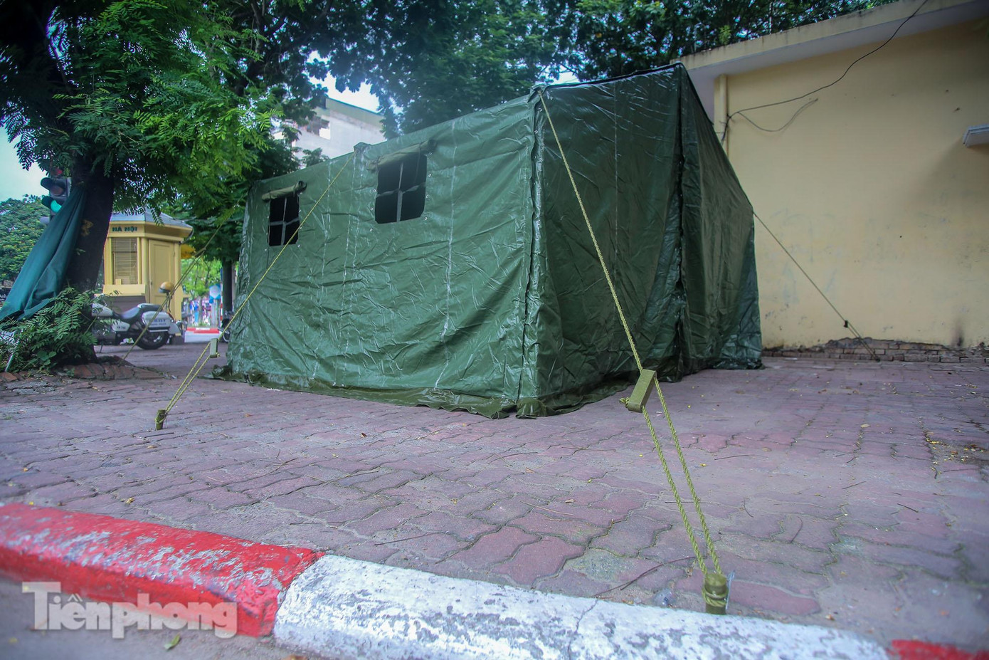 Lều dã chiến được dựng tại ngã 5 Cửa Nam (phường Cửa Nam, quận Hoàn Kiếm, Hà Nội).