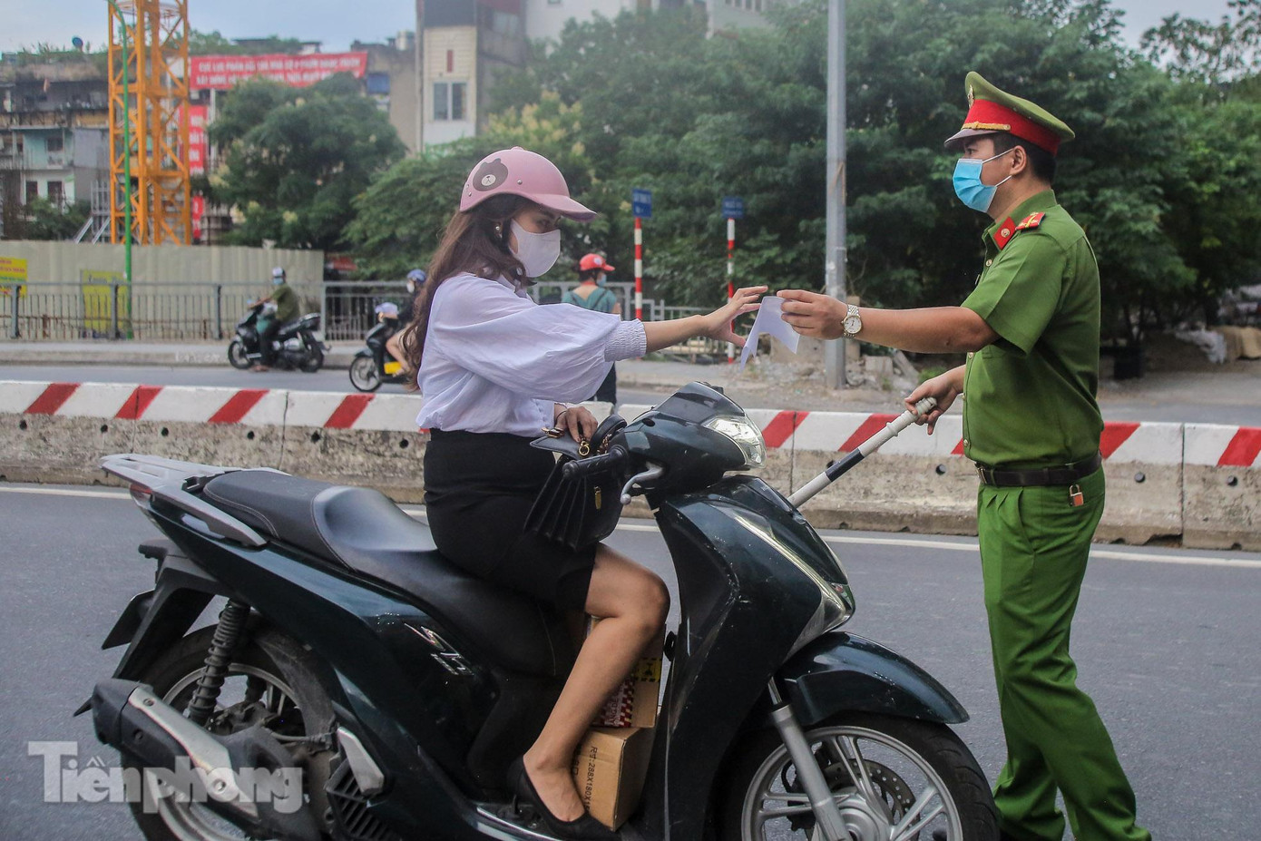 Trong đó, 169 trường hợp với tổng số tiền 260 triệu đồng về lỗi không đeo khẩu trang; 5 trường hợp tổng số tiền 67,5 triệu đồng về lỗi kinh doanh dịch vụ không thuộc danh mục hàng thiết yếu; 724 trường hợp tổng số tiền hơn 1,3 tỷ đồng về các hành vi vi phạm khác như không thực hiện biện pháp cách ly; tập trung đông người nơi công cộng; ra khỏi nhà khi không cần thiết; đeo khẩu trang không đúng quy cách...
