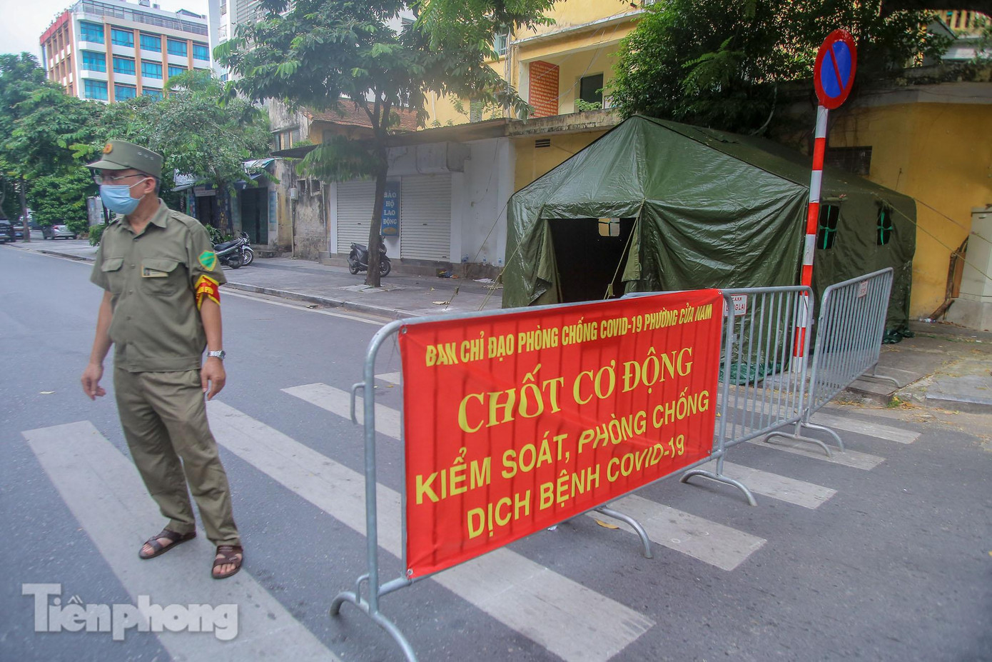 Một chiếc lều được lực lượng quân đội dựng trên đầu phố Yết Kiêu thuộc phường Cửa Nam (quận Hoàn Kiếm, Hà Nội).