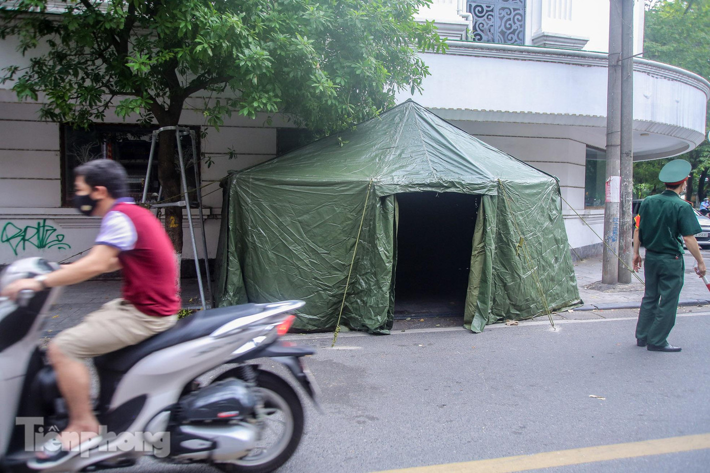 Lều dã chiến phòng chống dịch COVID-19 tại đầu phố Hàng Cót (phường Hàng Mã, quận Hoàn Kiếm, Hà Nội).