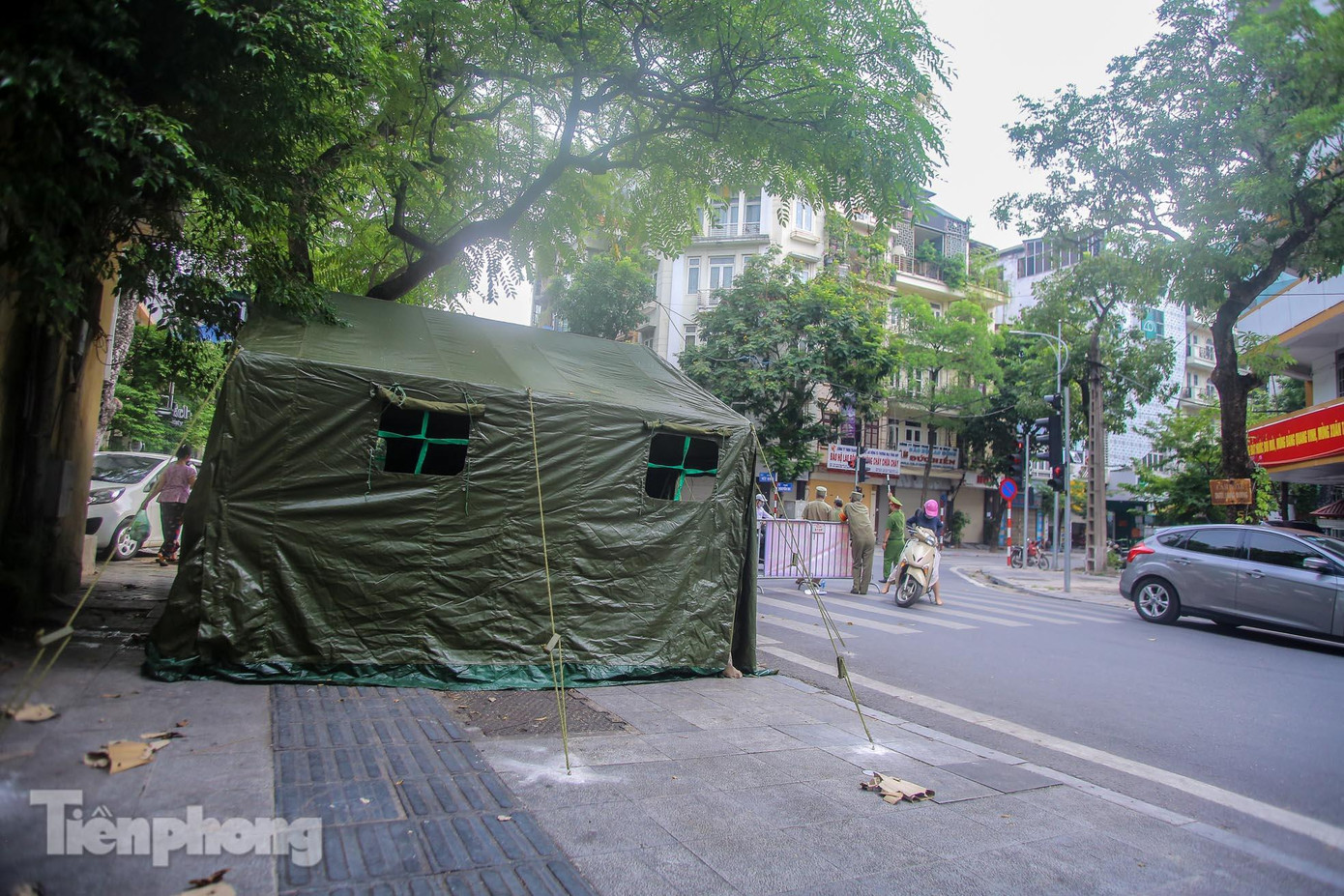 Theo ghi nhận của PV, những chiếc lều dã chiến kiểm soát phòng chống dịch COVID-19 đã được dựng lên trên nhiều con phố trung tâm ở Hà Nội.