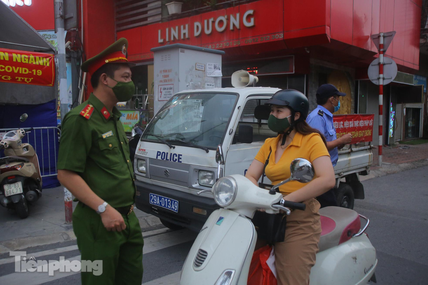 Chiều 28/7, Công an TP Hà Nội cho biết, trong ngày thứ 5 thực hiện giãn cách xã hội, lực lượng chức năng phát hiện, lập hồ sơ đề nghị UBND các cấp xử phạt hành chính 898 trường hợp vi phạm về phòng, chống dịch COVID-19 với số tiền hơn 1,6 tỷ đồng.