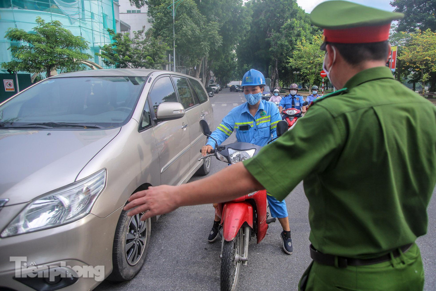 Tất cả các phương tiện đều phải dừng lại tại chốt kiểm soát.