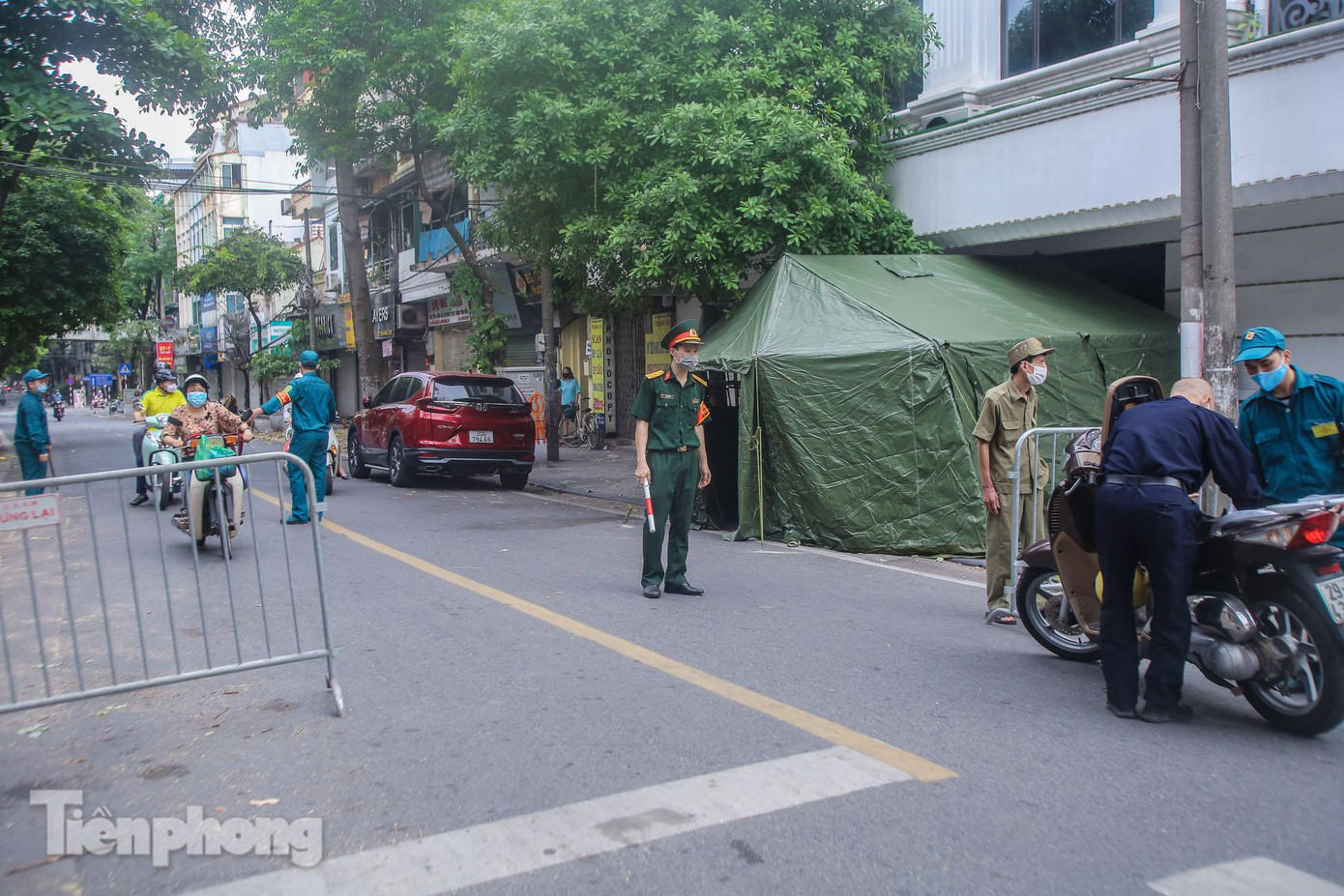 Đây là một trong tuyến phố nhiều người qua lại.