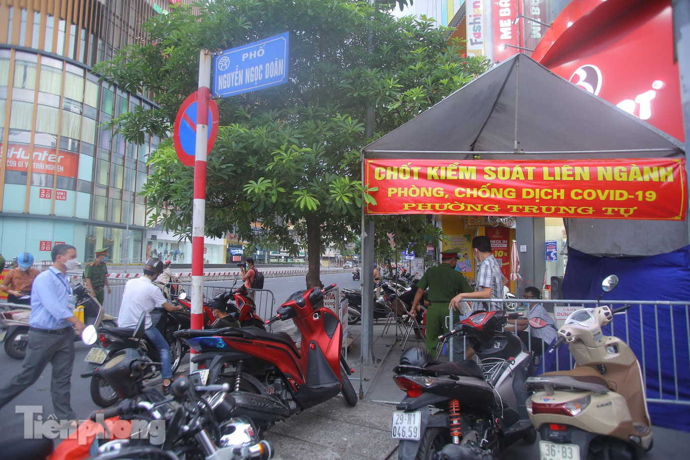 Một chốt kiểm soát liên ngành phòng chống dịch COVID-19 trên đường Phạm Ngọc Thạch thuộc phường Trung Tự (quận Đống Đa, Hà Nội).