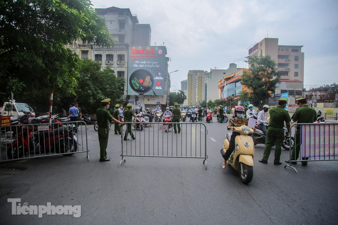 Lực lượng rào chắn barie trên đường để kiểm soát những phương tiện lưu thông qua đây.