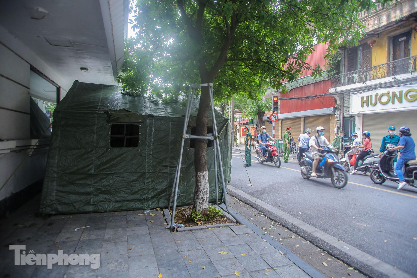 Được biết, lực lượng quân đội đã dựng lều từ sáng 28/7.