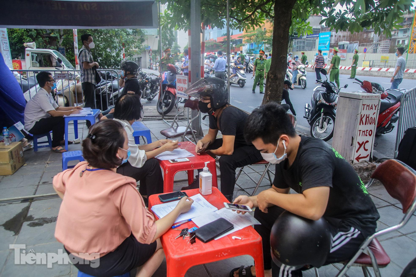 Như vậy, trong 5 ngày, tại Hà Nội xử phạt số tiền gần 5 tỷ đồng đối với các hành vi vi phạm Chỉ thị 17 của UBND TP Hà Nội về giãn cách xã hội theo nguyên tắc Chỉ thị 16 của Thủ tướng Chính phủ.