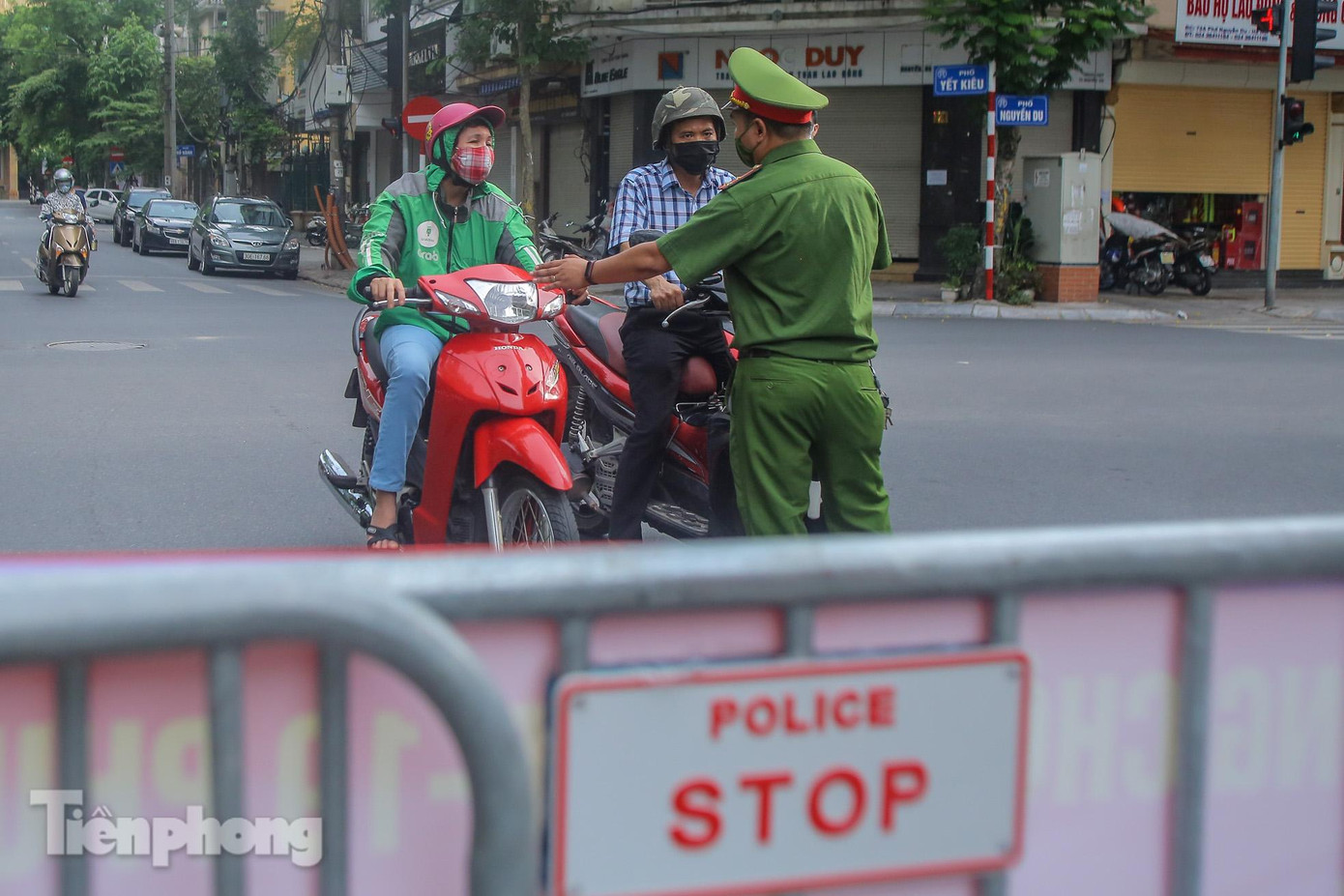 Các lực lượng ở chốt kiểm soát hoạt động 24/24.