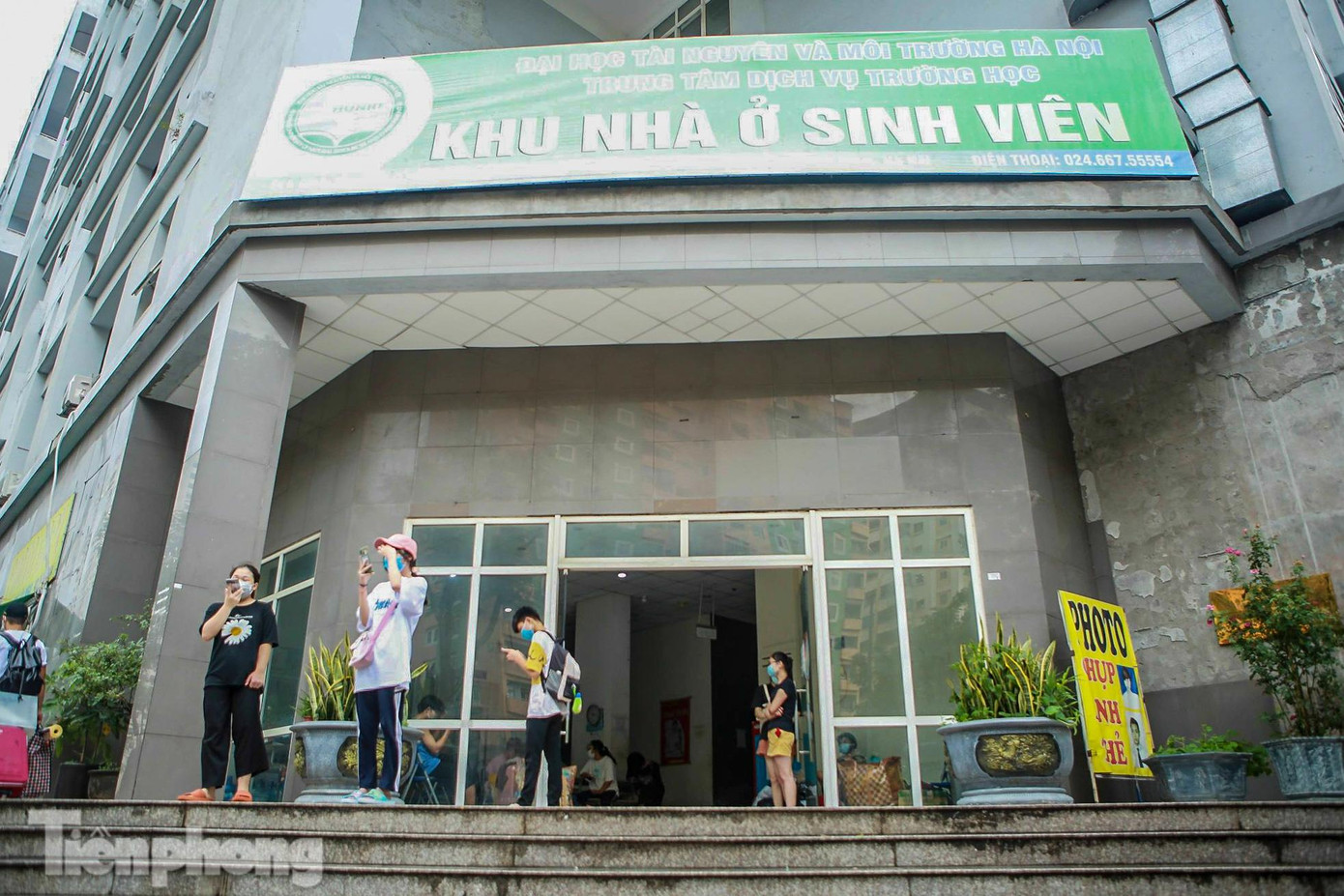 Ghi nhận của PV trong 2 ngày gần đây, rất đông sinh viên lưu trú tại KTX Mỹ Đình 2 (quận Nam Từ Liêm, Hà Nội) đang dần thu xếp đồ đạc, di chuyển rời khu vực KTX này.